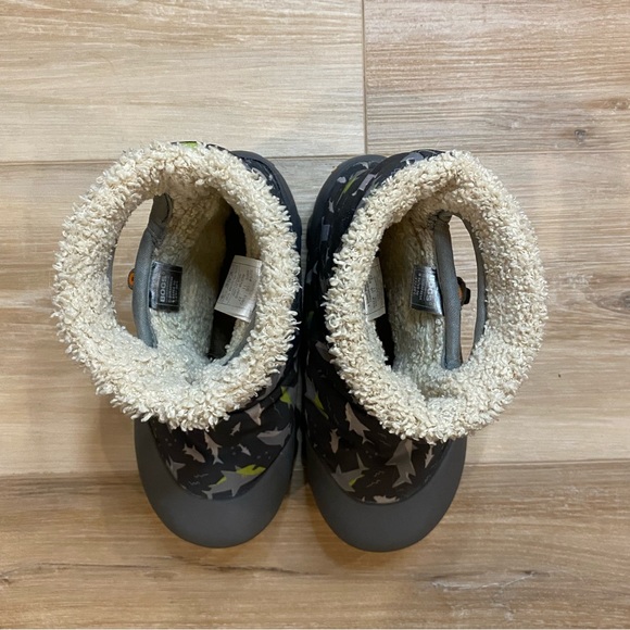 BOGS Toddler Winter Boots Shark Print - Picture 4 of 4